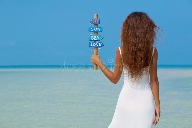 Muchacha hermosa en el vestido blanco en la playa foto de archivo Muchacha hermosa en el vestido blanco en la playa foto de archivo