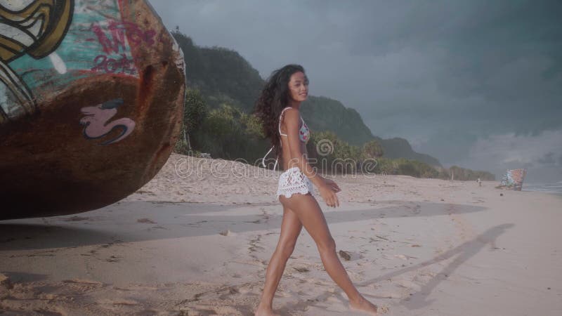 Muchacha hermosa en la playa durante puesta del sol metrajes