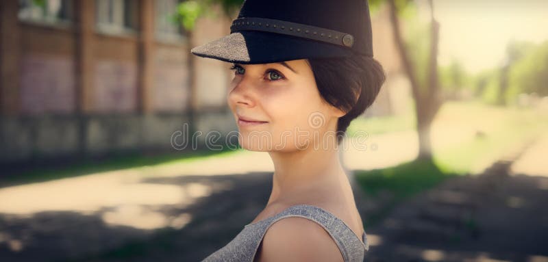 Muchacha hermosa en un casquillo negro Retrato de una muchacha imagenes de archivo Muchacha hermosa en un casquillo negro Retrato de una muchacha imagenes de archivo