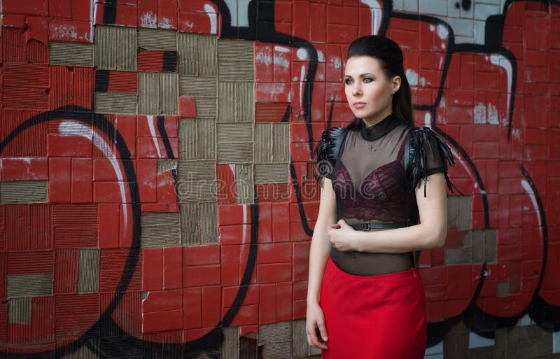 Muchacha hermosa en una fábrica abandonada imagenes de archivo Muchacha hermosa en una fábrica abandonada imagenes de archivo