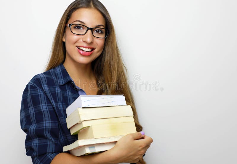 Muchacha hermosa feliz del estudiante con las lentes y la pila de libros en sus manos Estudio tirado en el fondo blanco Copie el fotos de archivo libres de regalías Muchacha hermosa feliz del estudiante con las lentes y la pila de libros en sus manos Estudio tirado en el fondo blanco Copie el fotos de archivo libres de regalías