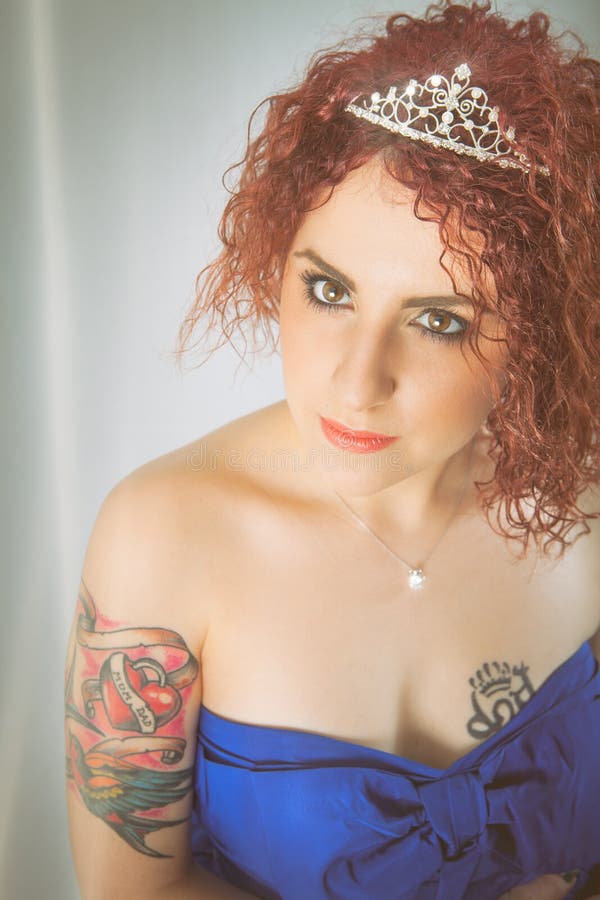 Muchacha hermosa joven de la princesa con la corona en la cabeza y el tatuaje imagen de archivo libre de regalías Muchacha hermosa joven de la princesa con la corona en la cabeza y el tatuaje imagen de archivo libre de regalías