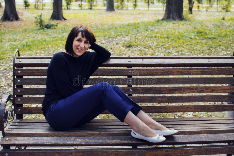 Download Muchacha Hermosa Joven Que Se Sienta En Un Banco Foto de archivo - Imagen de departamento, reconstrucción: 44850330