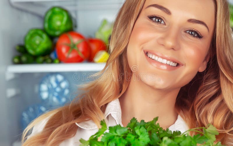 Muchacha hermosa que disfruta de la nutrición sana foto de archivo Muchacha hermosa que disfruta de la nutrición sana foto de archivo
