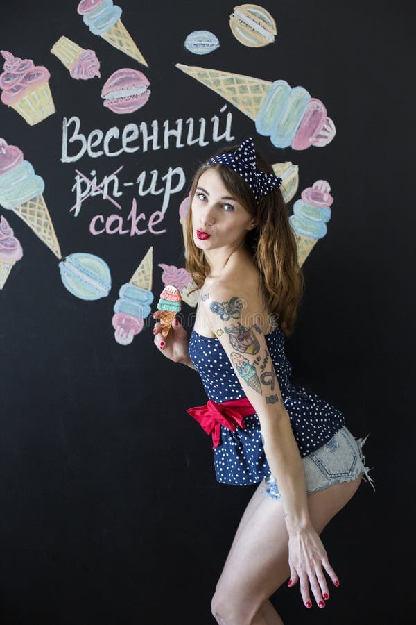 Muchacha hermosa que presenta en estilo del perno-para arriba imágenes de archivo libres de regalías Muchacha hermosa que presenta en estilo del perno-para arriba imágenes de archivo libres de regalías