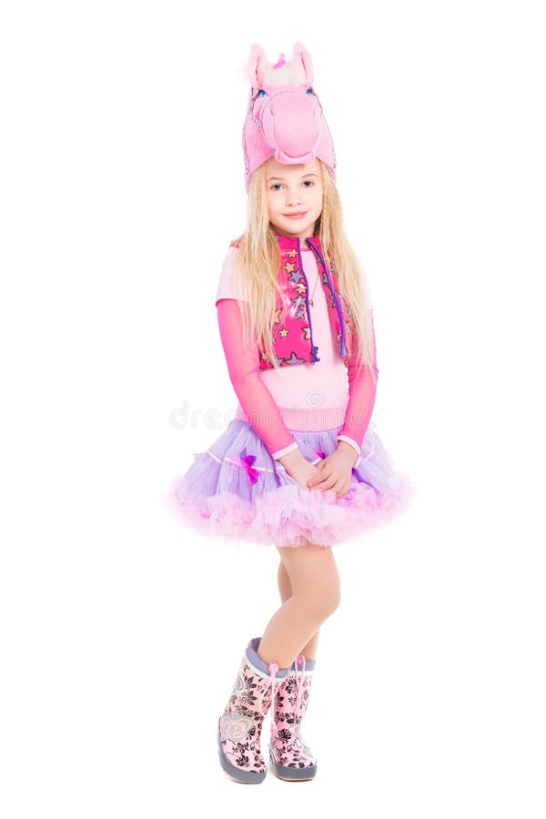 Muchacha hermosa que presenta en traje rosado del potro fotos de archivo libres de regalías Muchacha hermosa que presenta en traje rosado del potro fotos de archivo libres de regalías