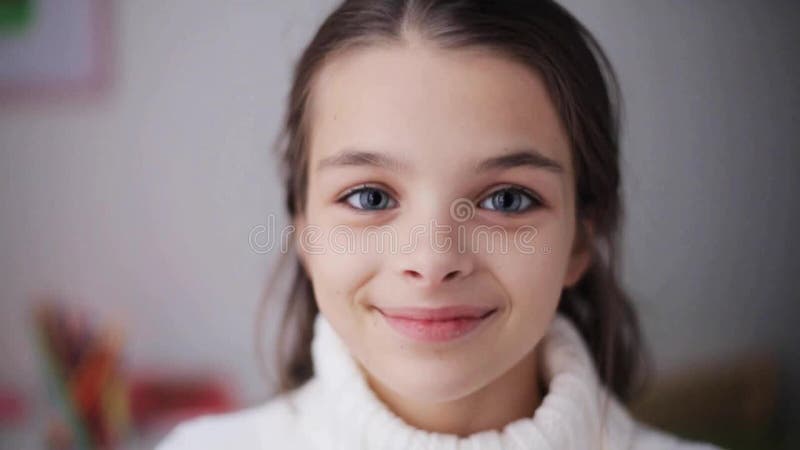 Muchacha hermosa sonriente feliz en suéter en casa almacen de video