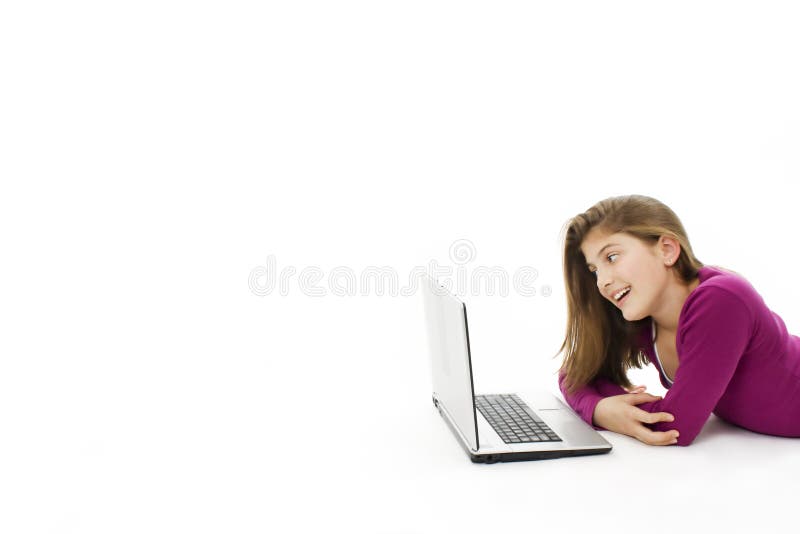 Muchacha hermosa y feliz con una computadora portátil fotos de archivo libres de regalías