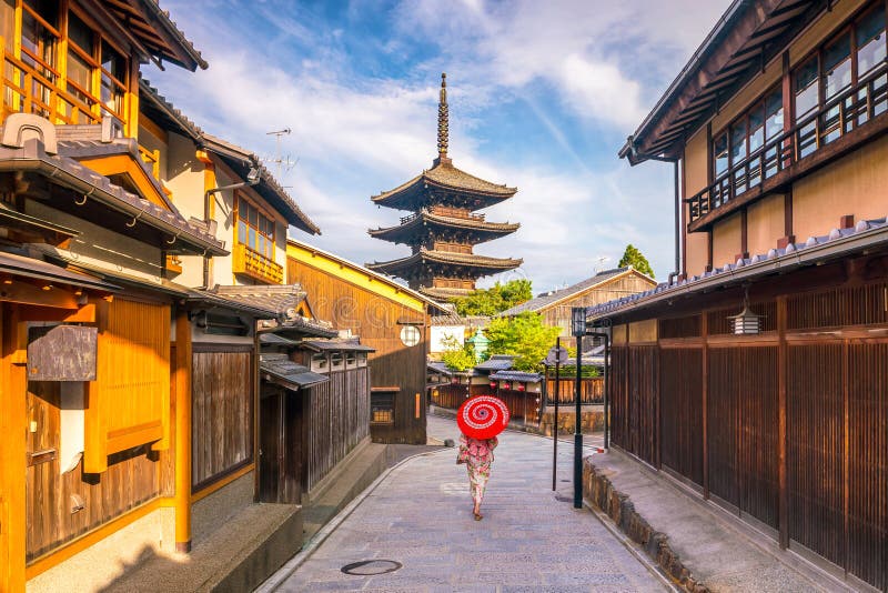 Muchacha japonesa en Yukata con el paraguas rojo en la ciudad vieja Kyoto fotografía de archivo libre de regalías Muchacha japonesa en Yukata con el paraguas rojo en la ciudad vieja Kyoto fotografía de archivo libre de regalías