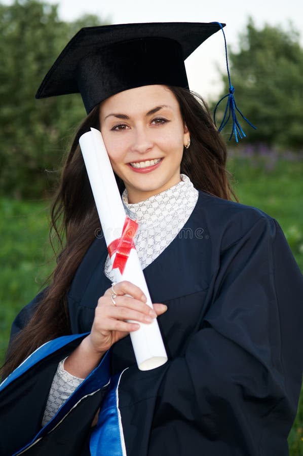 Muchacha joven feliz del graduado del smiley imágenes de archivo libres de regalías Muchacha joven feliz del graduado del smiley imágenes de archivo libres de regalías