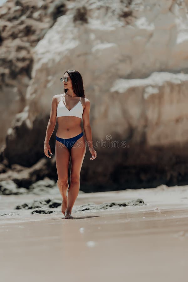 alcohol respuesta herramienta Muchacha Latina Atractiva En Traje De Baño Que Camina En La Playa En El Mar  Mujer Joven Que Camina a Lo Largo De La Costa Foto de archivo - Imagen de  corriendo,