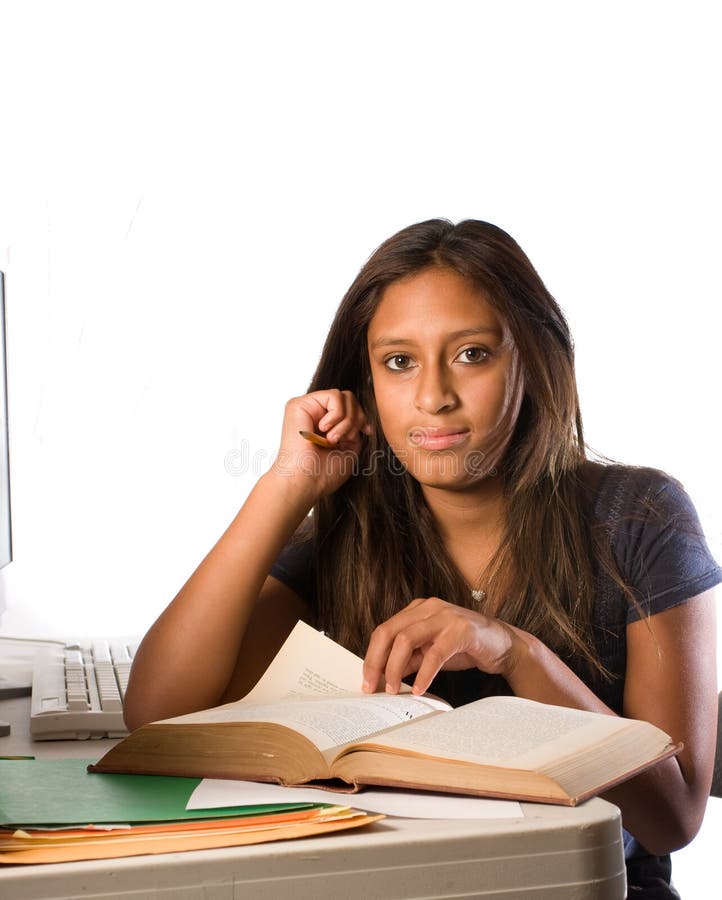 Muchacha latina con un libro abierto, ordenador imagen de archivo libre de regalías Muchacha latina con un libro abierto, ordenador imagen de archivo libre de regalías