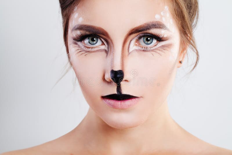 Maquillaje De Los Caracteres Del Carnaval Animal De La Mujer Con Maquillaje Artístico Foto de archivo artistico de animales Maquillaje De Los Caracteres Del Carnaval Animal De La Mujer Con Maquillaje Artístico Foto de archivo