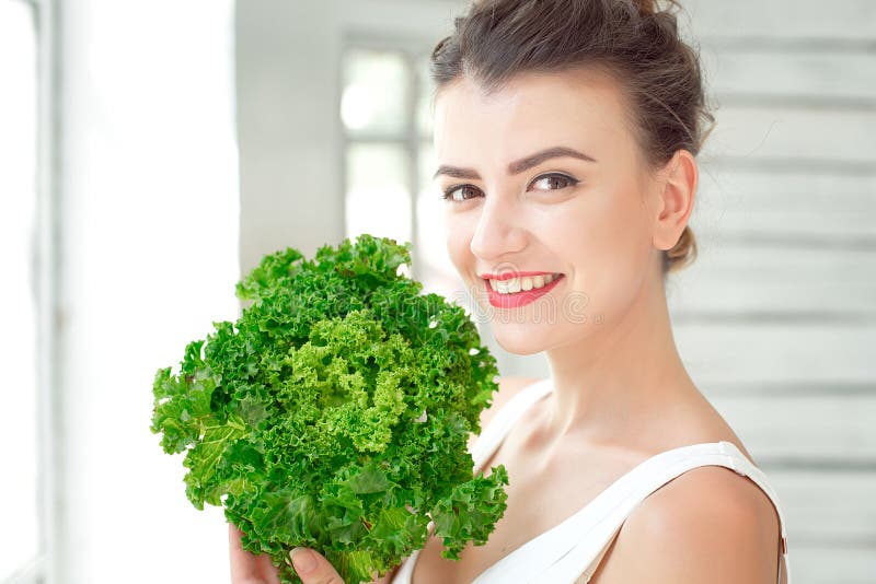 Muchacha linda joven con la ensalada imágenes de archivo libres de regalías Muchacha linda joven con la ensalada imágenes de archivo libres de regalías