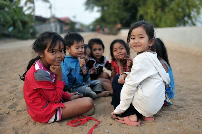 Muchacha linda pobre feliz en el pueblo de Asia, Camboya