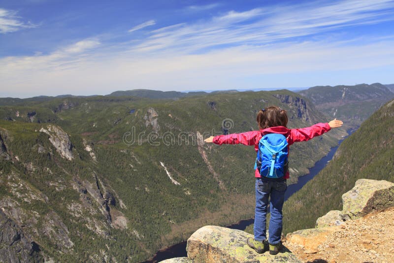 Muchacha linda que admira el paisaje del barranco de Malbaie en Quebec, Canadá fotos de archivo libres de regalías Muchacha linda que admira el paisaje del barranco de Malbaie en Quebec, Canadá fotos de archivo libres de regalías