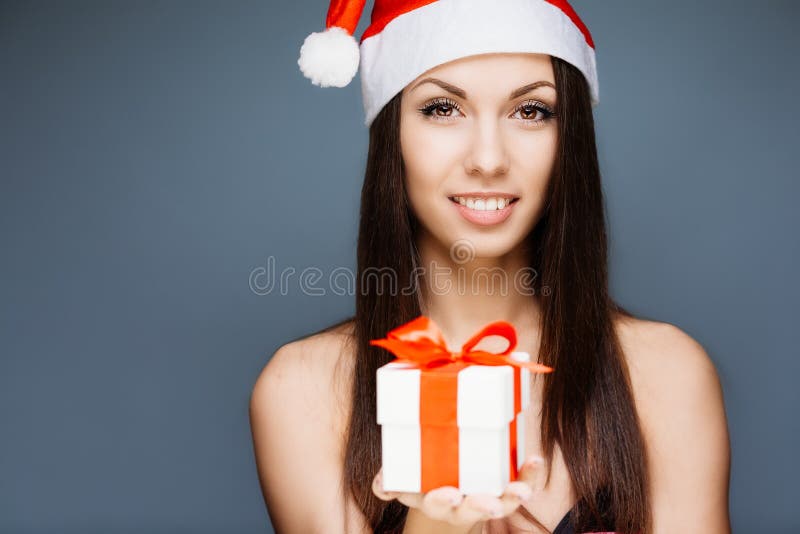 Joven Sonriente Hermosa Y Sexy Mujer De Fitness Rubia Con Ropa Deportiva Y  Sombrero Santa Parado Con árbol De Navidad En La Mano Foto de archivo -  Imagen de haga, hermoso: 203301756