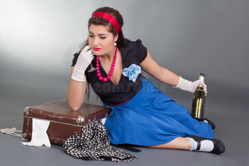 Muchacha modela borracha con la botella de champán fotografía de archivo Muchacha modela borracha con la botella de champán fotografía de archivo