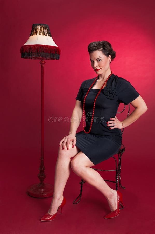 Muchacha modela en vestido negro con la lámpara foto de archivo Muchacha modela en vestido negro con la lámpara foto de archivo