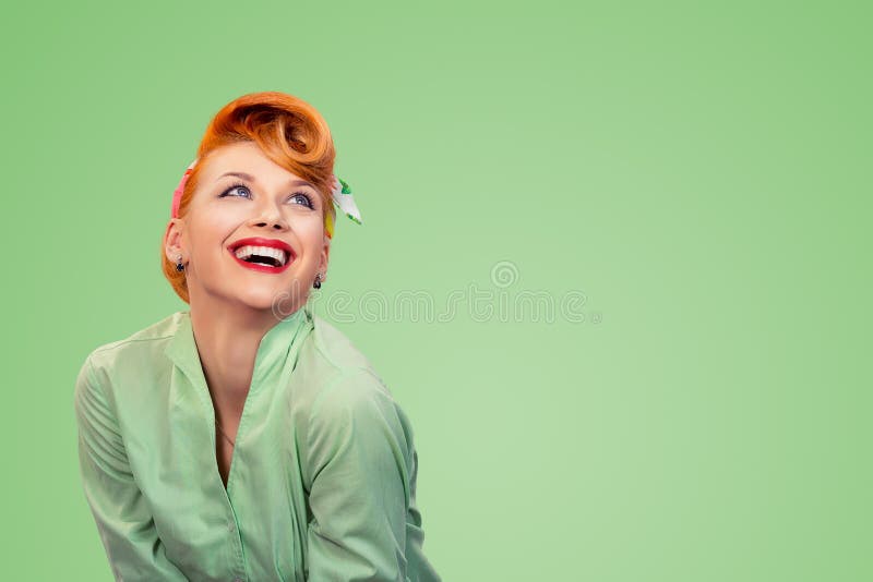 Muchacha modela que mira para arriba lauging feliz foto de archivo Muchacha modela que mira para arriba lauging feliz foto de archivo