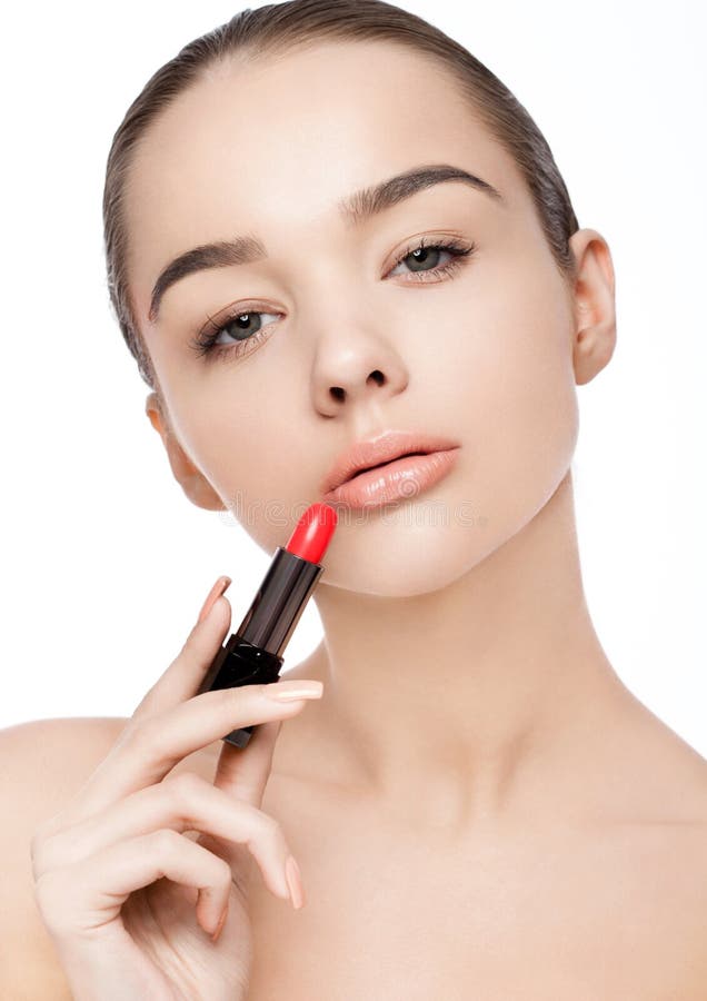 Muchacha modelo hermosa que lleva a cabo maquillaje del tubo del lápiz labial foto de archivo libre de regalías Muchacha modelo hermosa que lleva a cabo maquillaje del tubo del lápiz labial foto de archivo libre de regalías