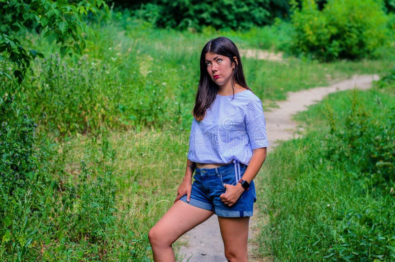 Muchacha morena adolescente feliz joven en el parque fotografía de archivo Muchacha morena adolescente feliz joven en el parque fotografía de archivo