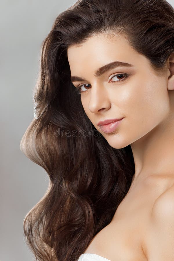 Muchacha morena con el pelo ondulado largo y brillante Modelo hermoso con el peinado rizado fotos de archivo libres de regalías Muchacha morena con el pelo ondulado largo y brillante Modelo hermoso con el peinado rizado fotos de archivo libres de regalías
