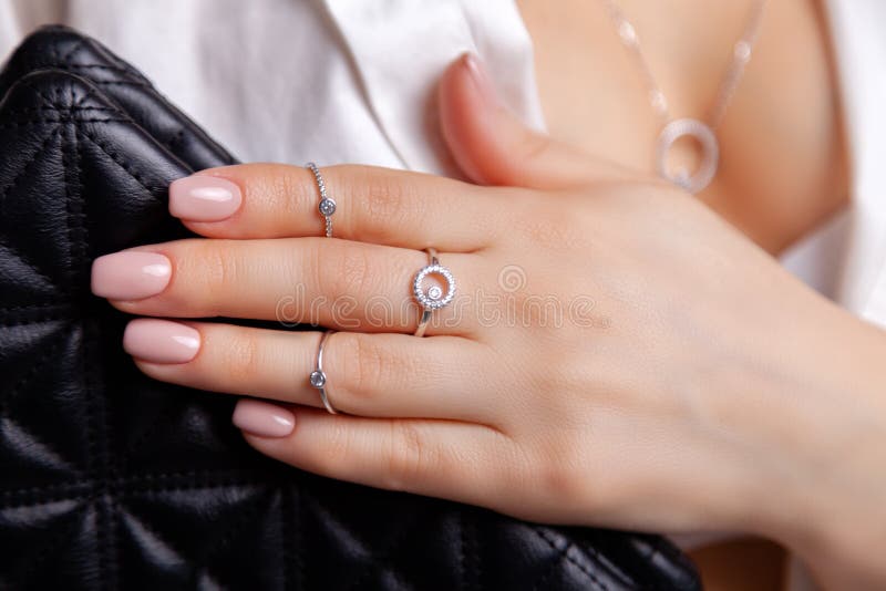 Muchacha Morena Hermosa Del Primer Con El Pelo Largo En Los Pendientes, Los  Anillos, La Pulsera Y El Collar De Plata De La Joyer Foto de archivo -  Imagen de mantiene, sano: