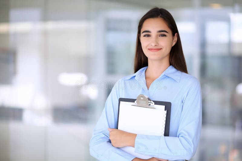 Muchacha morena joven de la empresaria o del estudiante que mira la cámara imagenes de archivo Muchacha morena joven de la empresaria o del estudiante que mira la cámara imagenes de archivo