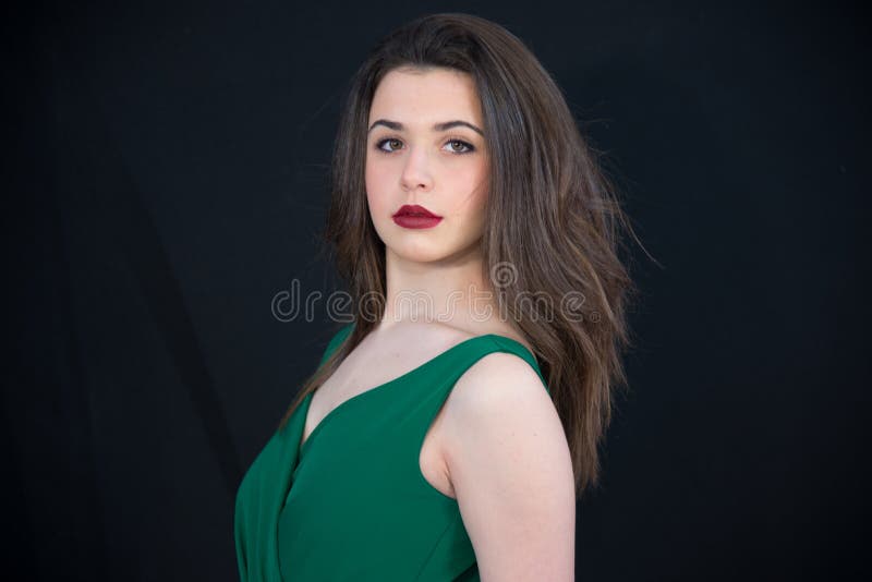 Muchacha morena sonriente joven con el pelo recto y Borgoña largos fotografía de archivo Muchacha morena sonriente joven con el pelo recto y Borgoña largos fotografía de archivo