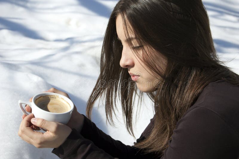 Muchacha/mujer joven que piensa sobre una taza de café fotos de archivo libres de regalías