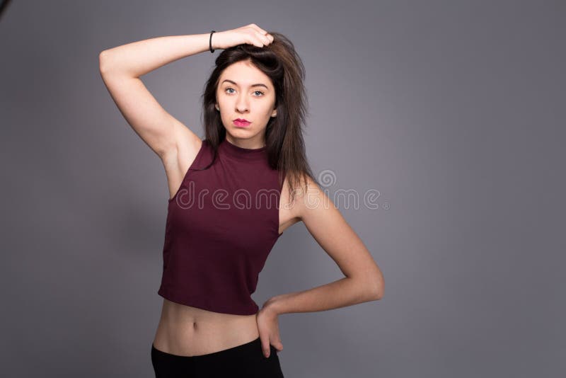 Muchacha preciosa de los retratos en el estudio fotografía de archivo Muchacha preciosa de los retratos en el estudio fotografía de archivo