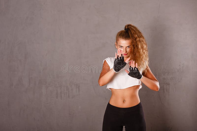 Muchacha preciosa en ropa de deportes imagen de archivo libre de regalías Muchacha preciosa en ropa de deportes imagen de archivo libre de regalías