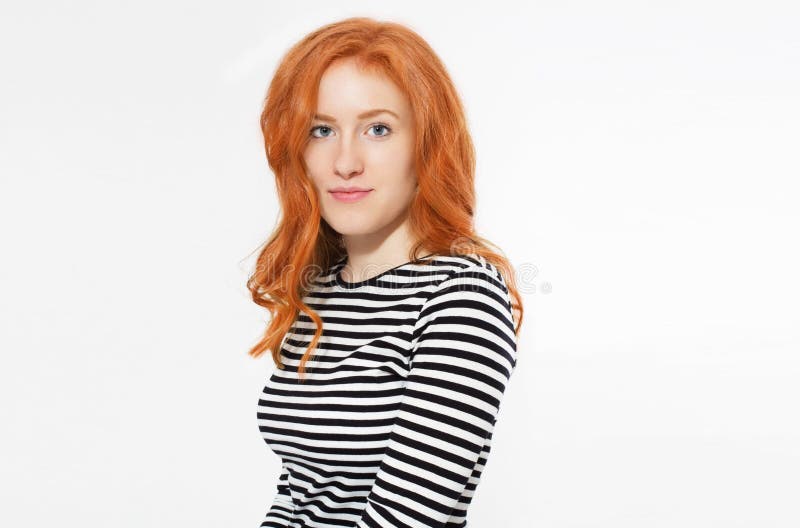 Muchacha principal roja de la mujer con el pelo ondulado largo y brillante Woman modelo hermoso con el peinado rizado La mujer he imágenes de archivo libres de regalías Muchacha principal roja de la mujer con el pelo ondulado largo y brillante Woman modelo hermoso con el peinado rizado La mujer he imágenes de archivo libres de regalías