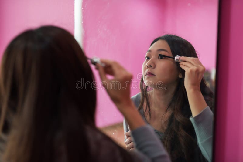 muchacha que aplica el rimel a las pestañas fotos de archivo muchacha que aplica el rimel a las pestañas fotos de archivo