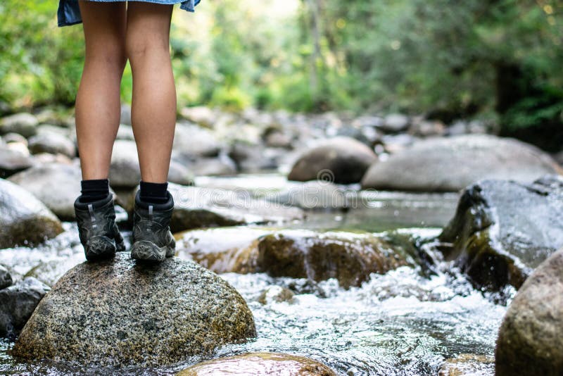 Muchacha que camina por el río imagen de archivo Muchacha que camina por el río imagen de archivo