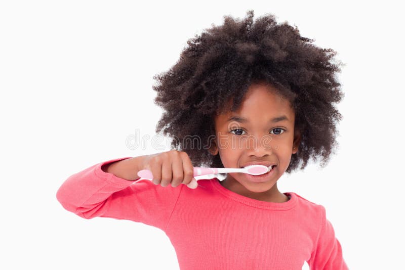 Muchacha que cepilla sus dientes fotografía de archivo Muchacha que cepilla sus dientes fotografía de archivo