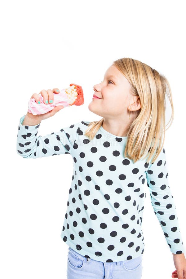 Muchacha que come el helado de fresa imagen de archivo libre de regalías Muchacha que come el helado de fresa imagen de archivo libre de regalías
