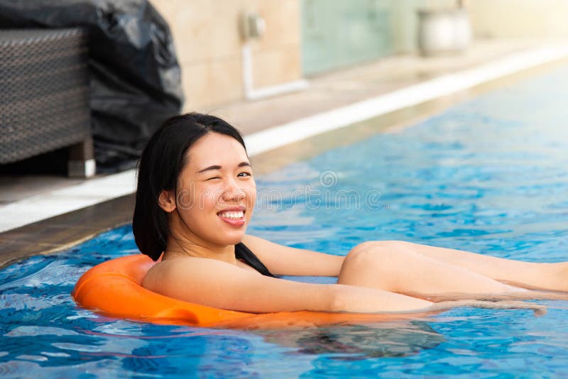 Muchacha que goza en la piscina fotografía de archivo Muchacha que goza en la piscina fotografía de archivo