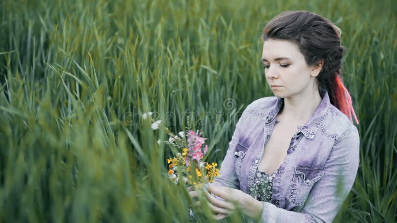 Muchacha que hace una guirnalda Muchacha que elige las flores Muchacha que ata las flores