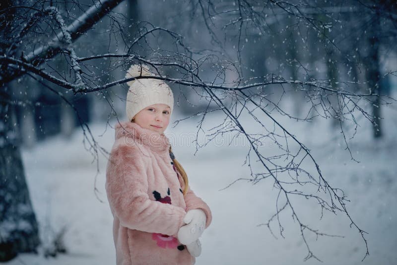 Muchacha que juega en un parque de la nieve imagenes de archivo Muchacha que juega en un parque de la nieve imagenes de archivo