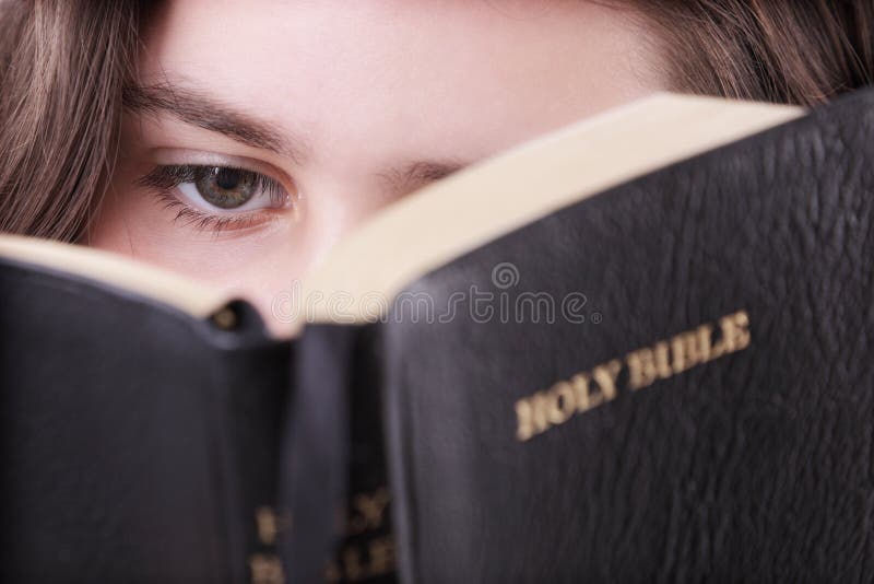Muchacha que lee la biblia santa