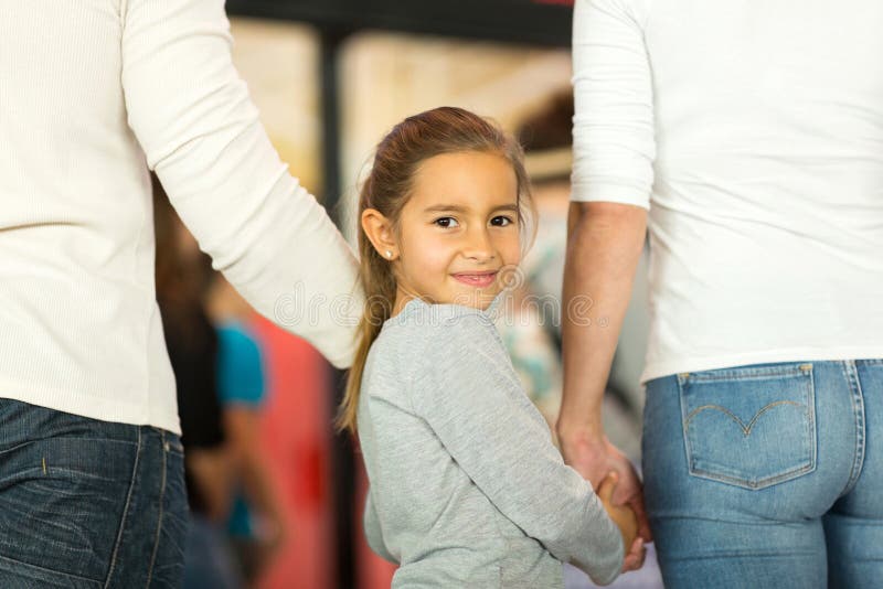 Muchacha que lleva a cabo las manos del padre imagen de archivo Muchacha que lleva a cabo las manos del padre imagen de archivo