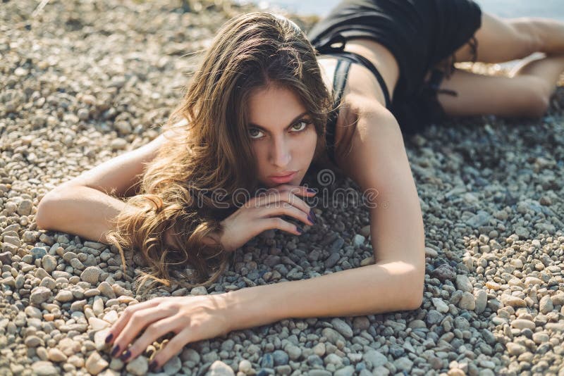 Muchacha que miente en la playa imagenes de archivo Muchacha que miente en la playa imagenes de archivo