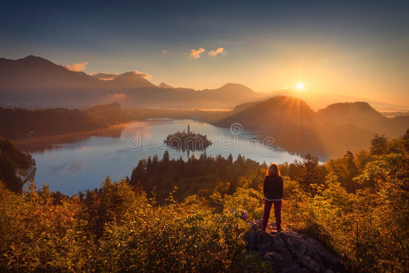 Muchacha que mira el paisaje del lago Bled en Eslovenia foto de archivo libre de regalías Muchacha que mira el paisaje del lago Bled en Eslovenia foto de archivo libre de regalías