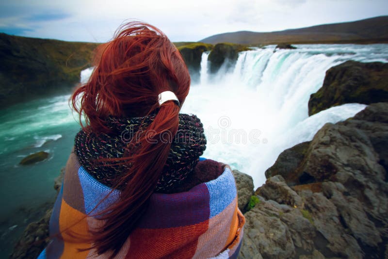 Muchacha que mira en la cascada de Godafoss, Islandia fotos de archivo Muchacha que mira en la cascada de Godafoss, Islandia fotos de archivo