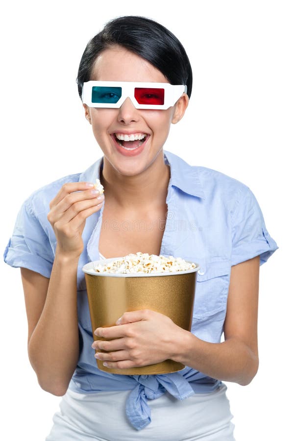 Muchacha que mira la película 3D con palomitas fotos de archivo libres de regalías Muchacha que mira la película 3D con palomitas fotos de archivo libres de regalías