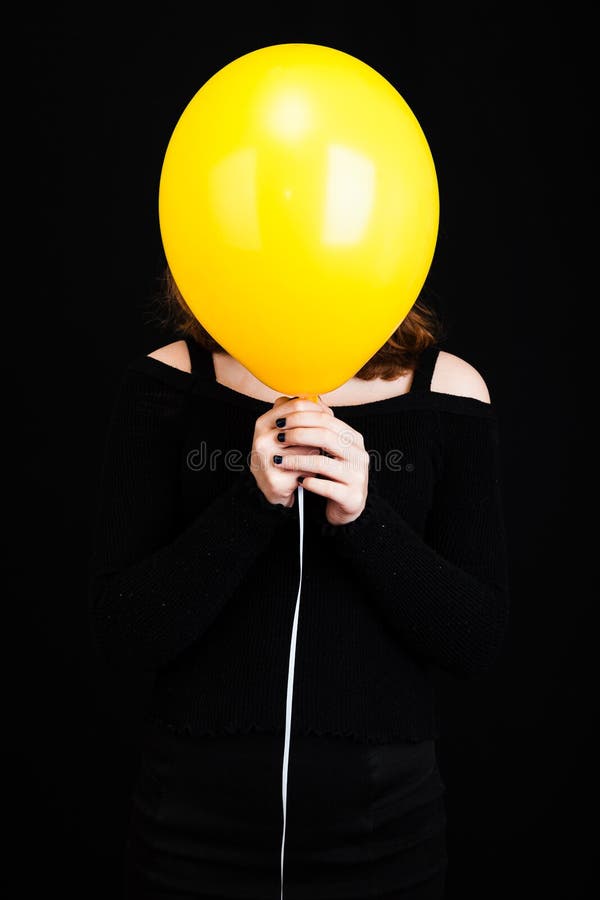 Лицо на шаре. Девушка закрывает лицо шарами. Девушка с воздушными шарами закрывает лицо. Девушка закрывающая лицо шариком. Девушка с шарами и закрытым лицом.