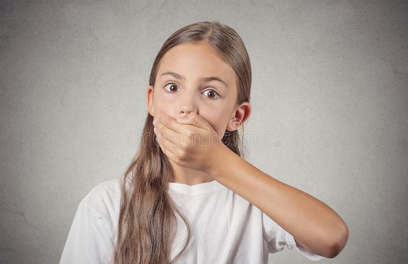 Muchacha que parece sorprendida chocado con la boca de la cubierta de la mano fotos de archivo libres de regalías Muchacha que parece sorprendida chocado con la boca de la cubierta de la mano fotos de archivo libres de regalías