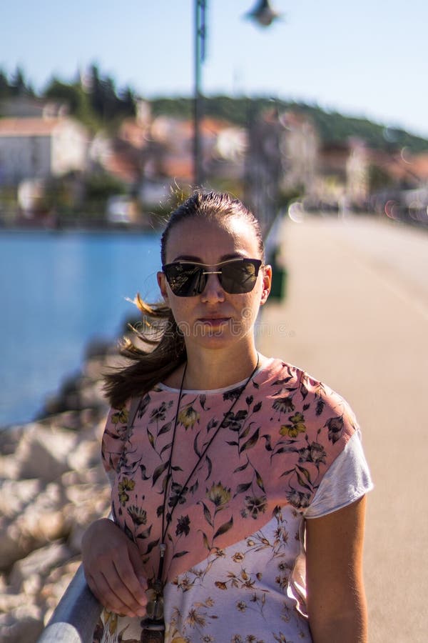 Muchacha que presenta cerca del mar foto de archivo libre de regalías Muchacha que presenta cerca del mar foto de archivo libre de regalías